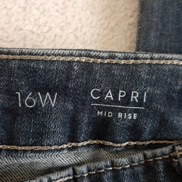 Simply Vera Vera Wang Women's Size 16W Medium Wash Mid Rise Capri Denim Jeans - Picture 4 of 15